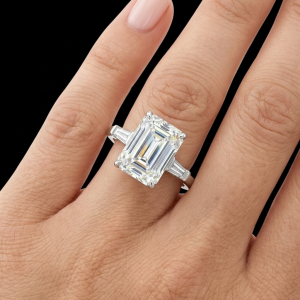 Exquisite Emerald-Cut Silver Moissanite Ring